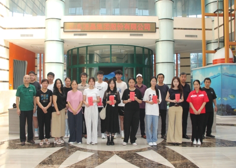 情系職工子女  助力夢想啟航——潔晶集團舉行職工子女高考獎學金發(fā)放儀式